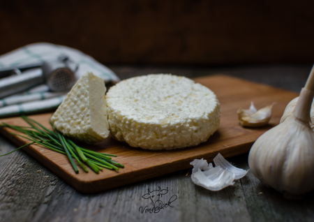 Přírodní sýr s kousky česneku